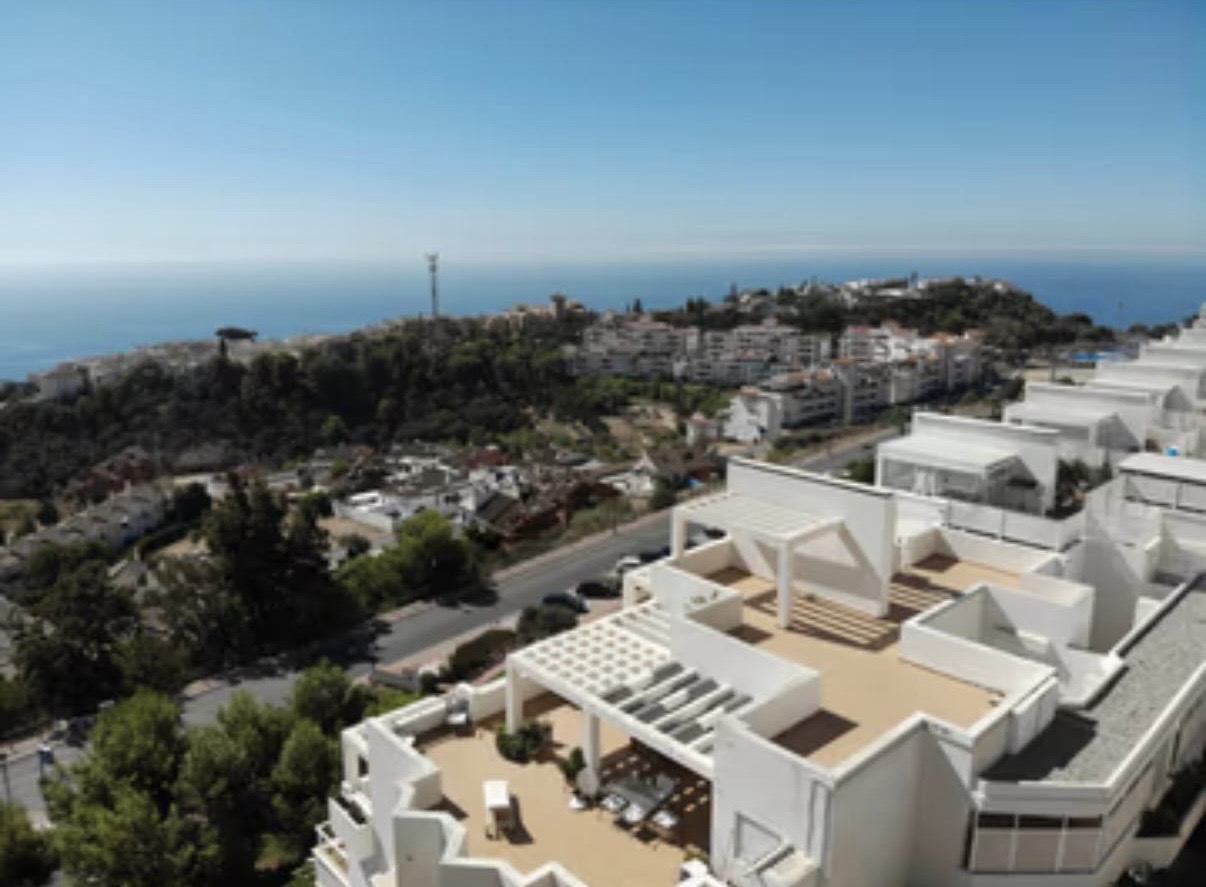 SE ALQUILA POR LARGA  TEMPORADA DESDE 1.6.25- BONITO APARTAMENTO CON VISTAS AL MAR EN BENALMADENA  PUEBLO