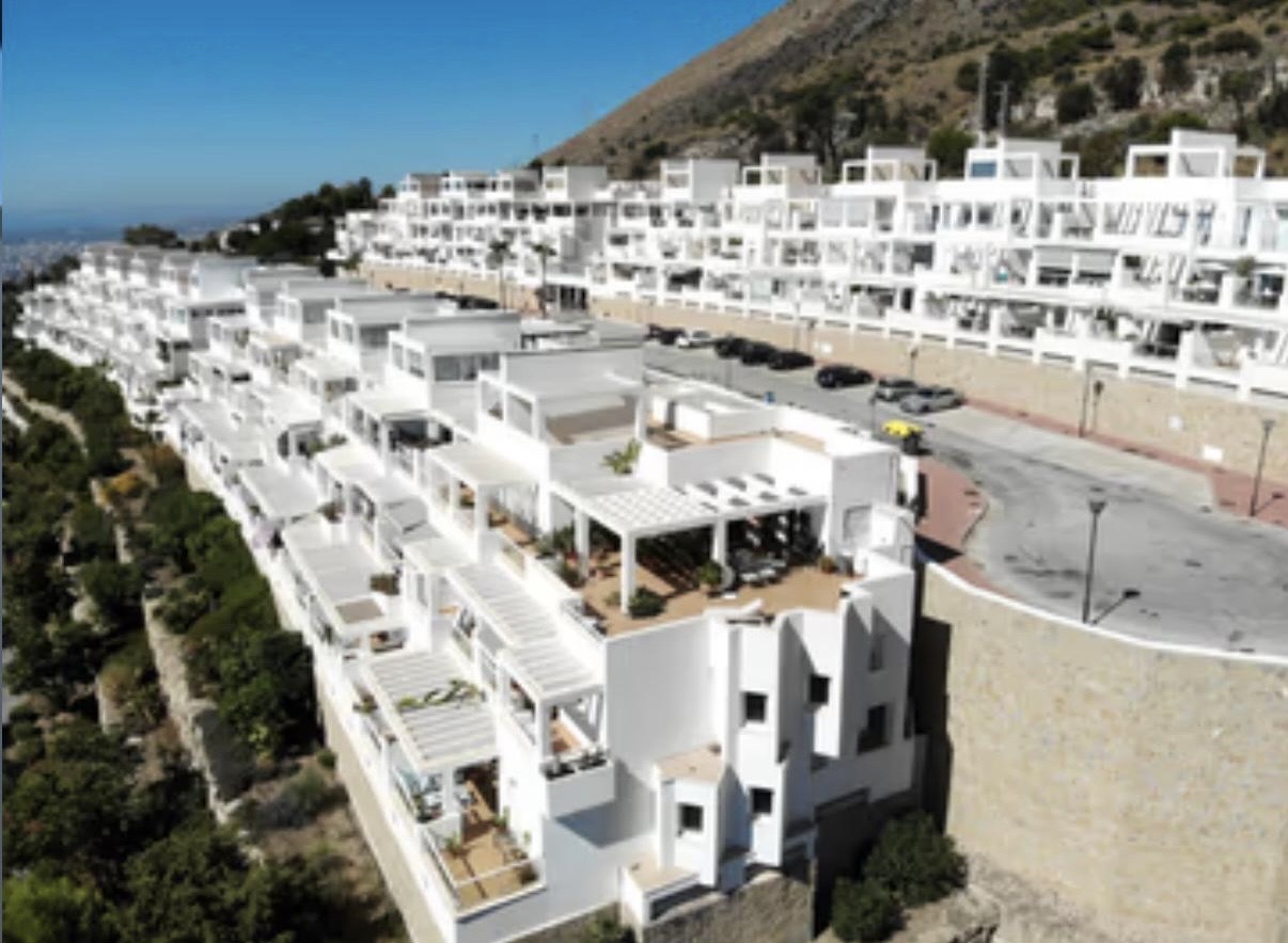 SE ALQUILA POR LARGA  TEMPORADA DESDE 1.6.25- BONITO APARTAMENTO CON VISTAS AL MAR EN BENALMADENA  PUEBLO