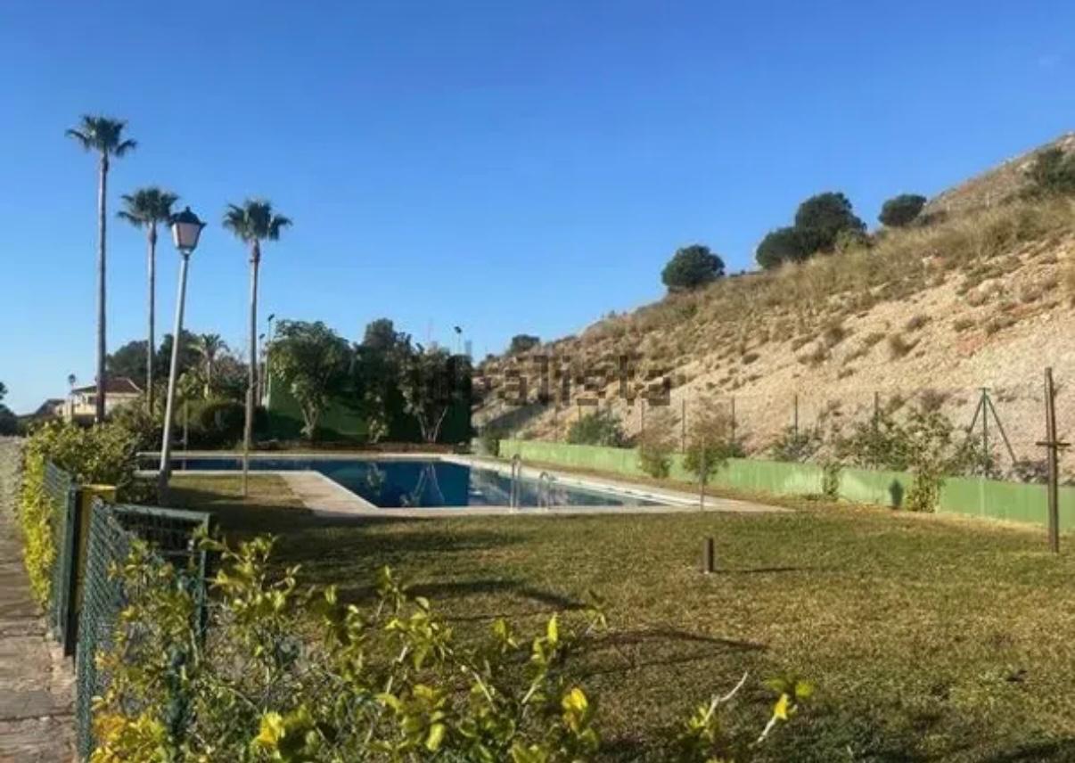 SE ALQUILA POR LARGA  TEMPORADA DESDE 1.6.25- BONITO APARTAMENTO CON VISTAS AL MAR EN BENALMADENA  PUEBLO