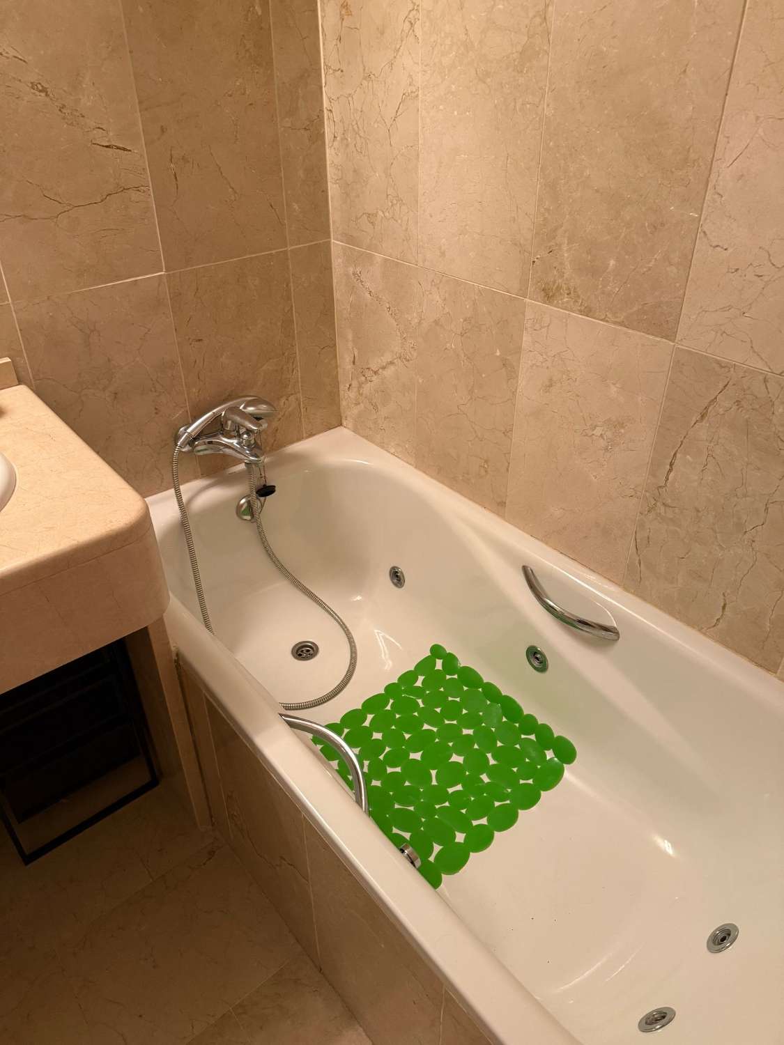 SE ALQUILA POR LARGA  TEMPORADA DESDE 1.6.25- BONITO APARTAMENTO CON VISTAS AL MAR EN BENALMADENA  PUEBLO