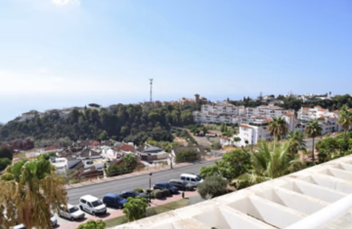 SE ALQUILA POR LARGA  TEMPORADA DESDE 1.6.25- BONITO APARTAMENTO CON VISTAS AL MAR EN BENALMADENA  PUEBLO