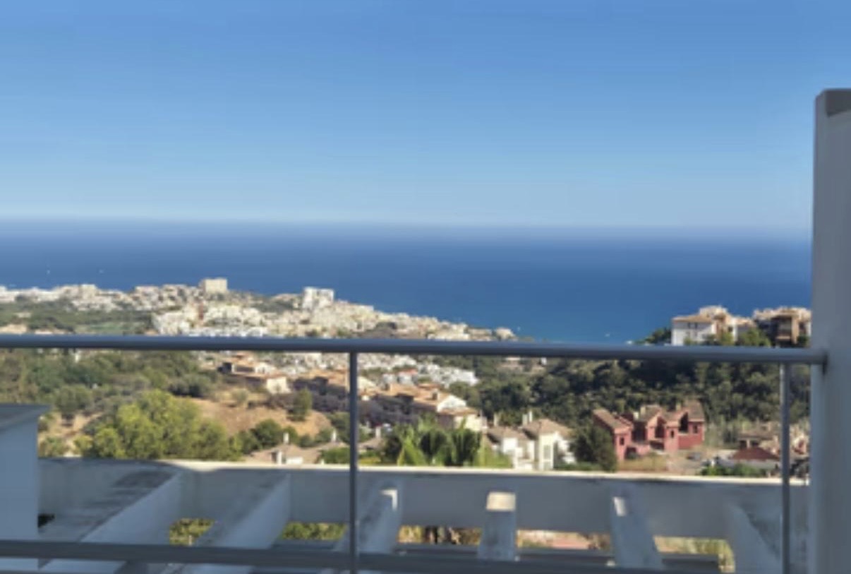 SE ALQUILA POR LARGA  TEMPORADA DESDE 1.6.25- BONITO APARTAMENTO CON VISTAS AL MAR EN BENALMADENA  PUEBLO