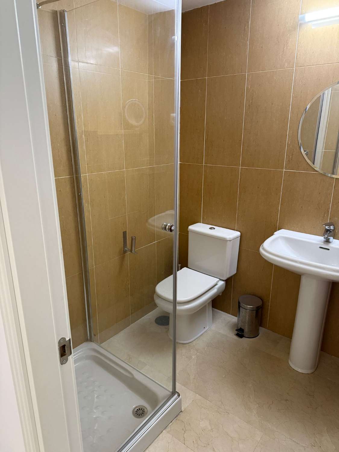 SE ALQUILA POR LARGA  TEMPORADA DESDE 1.6.25- BONITO APARTAMENTO CON VISTAS AL MAR EN BENALMADENA  PUEBLO