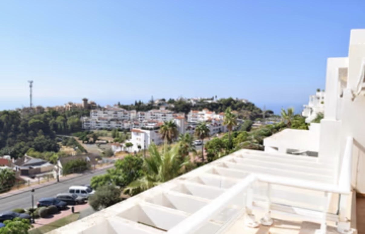 SE ALQUILA POR LARGA  TEMPORADA DESDE 1.6.25- BONITO APARTAMENTO CON VISTAS AL MAR EN BENALMADENA  PUEBLO