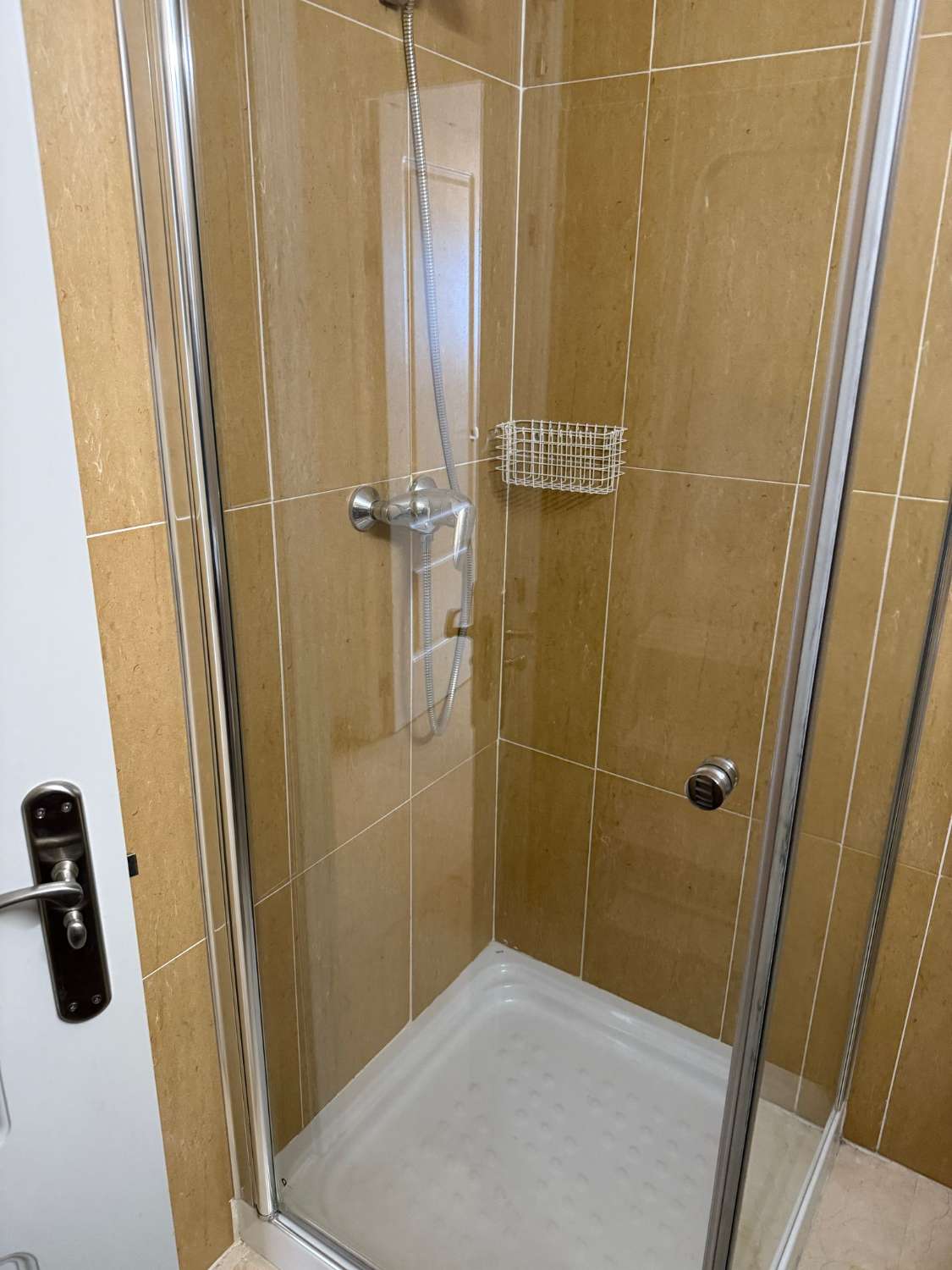 SE ALQUILA POR LARGA  TEMPORADA DESDE 1.6.25- BONITO APARTAMENTO CON VISTAS AL MAR EN BENALMADENA  PUEBLO