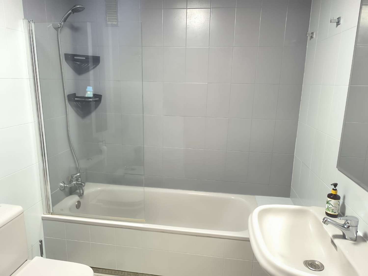 LARGA TEMPORADA . SE ALQUILA PRECIOSO APARTAMENTO CENTRICO EN BENALMADENA