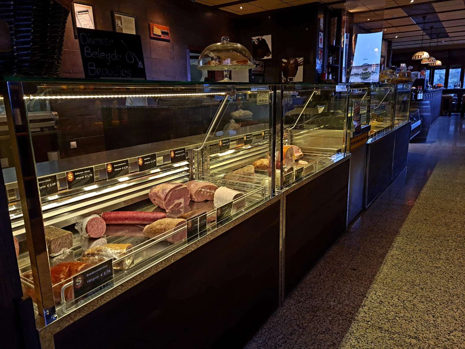 MAGNIFICENT FULLY ASSEMBLED PREMISES FOR SALE NEAR LA CARIHUELA (TORREMOLINOS)