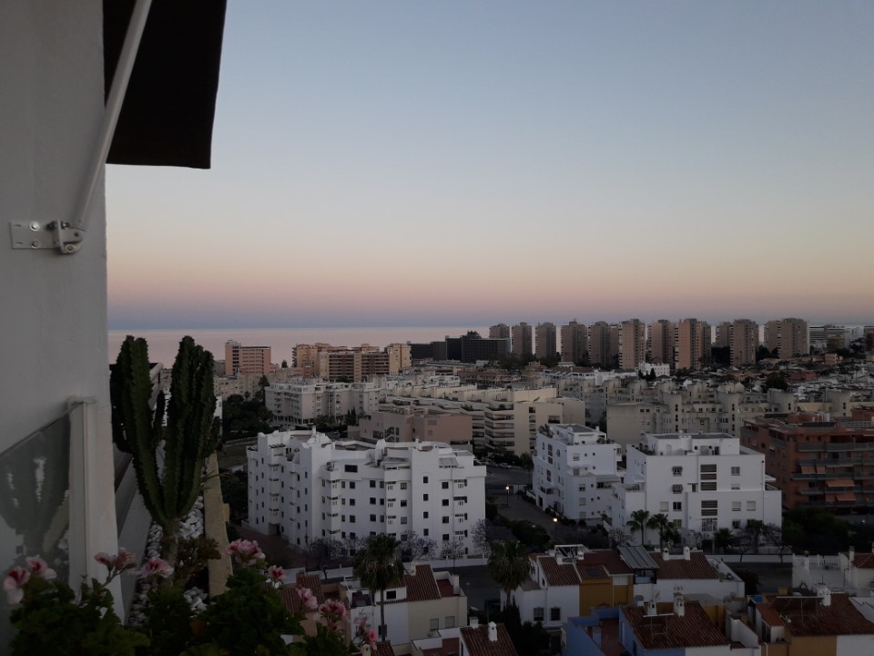 SE ALQUILA POR LARGA TEMPORADA BONITO APARTAMENTO REFORMADO CON VISTAS AL MAR EN LA COLINA (TORREMOLINOS)