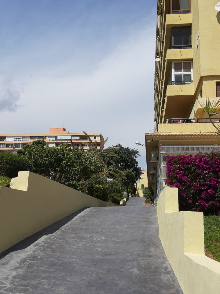 SE ALQUILA POR LARGA TEMPORADA BONITO APARTAMENTO REFORMADO CON VISTAS AL MAR EN LA COLINA (TORREMOLINOS)