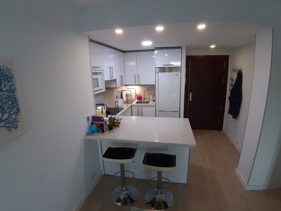 SE ALQUILA POR LARGA TEMPORADA BONITO APARTAMENTO REFORMADO CON VISTAS AL MAR EN LA COLINA (TORREMOLINOS)
