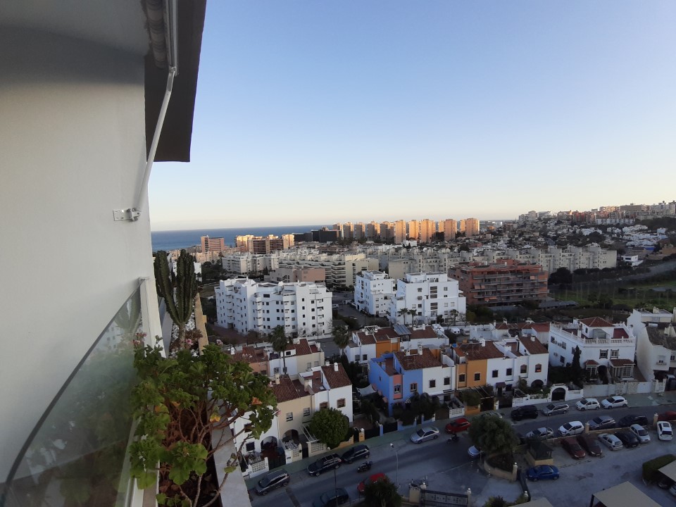 SE ALQUILA POR LARGA TEMPORADA BONITO APARTAMENTO REFORMADO CON VISTAS AL MAR EN LA COLINA (TORREMOLINOS)