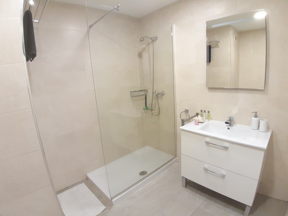 SE ALQUILA POR LARGA TEMPORADA BONITO APARTAMENTO REFORMADO CON VISTAS AL MAR EN LA COLINA (TORREMOLINOS)