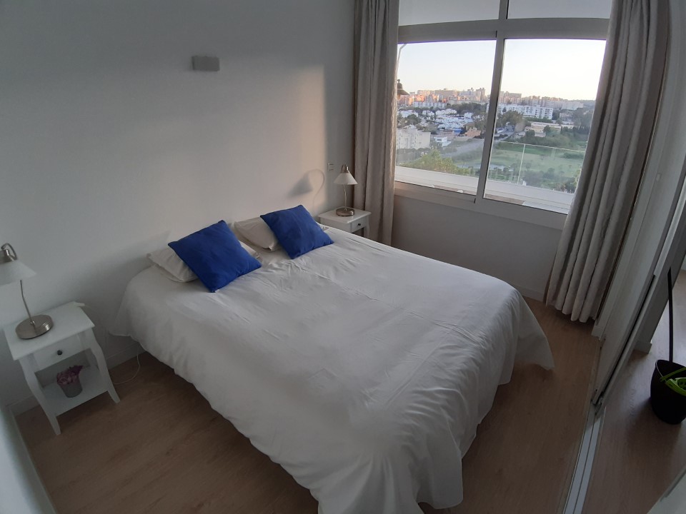 SE ALQUILA POR LARGA TEMPORADA BONITO APARTAMENTO REFORMADO CON VISTAS AL MAR EN LA COLINA (TORREMOLINOS)