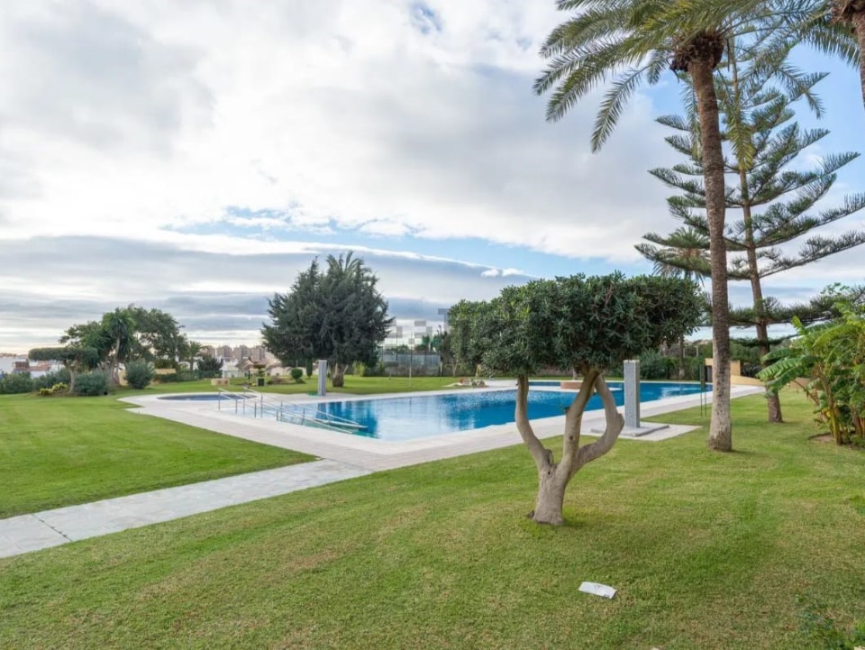 SE ALQUILA POR LARGA TEMPORADA BONITO APARTAMENTO REFORMADO CON VISTAS AL MAR EN LA COLINA (TORREMOLINOS)