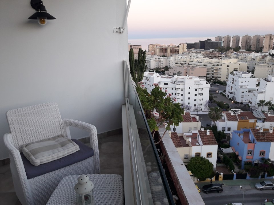 SE ALQUILA POR LARGA TEMPORADA BONITO APARTAMENTO REFORMADO CON VISTAS AL MAR EN LA COLINA (TORREMOLINOS)
