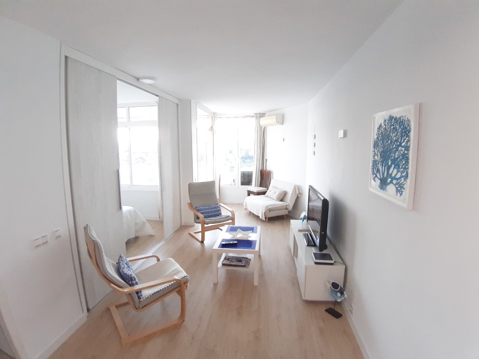SE ALQUILA POR LARGA TEMPORADA BONITO APARTAMENTO REFORMADO CON VISTAS AL MAR EN LA COLINA (TORREMOLINOS)