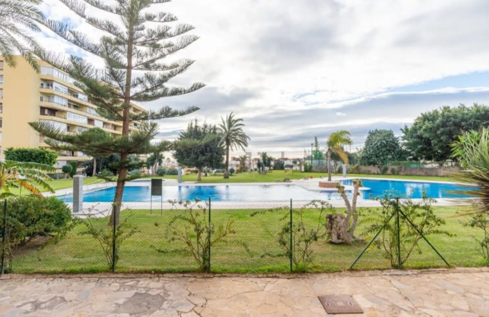 SE ALQUILA POR LARGA TEMPORADA BONITO APARTAMENTO REFORMADO CON VISTAS AL MAR EN LA COLINA (TORREMOLINOS)