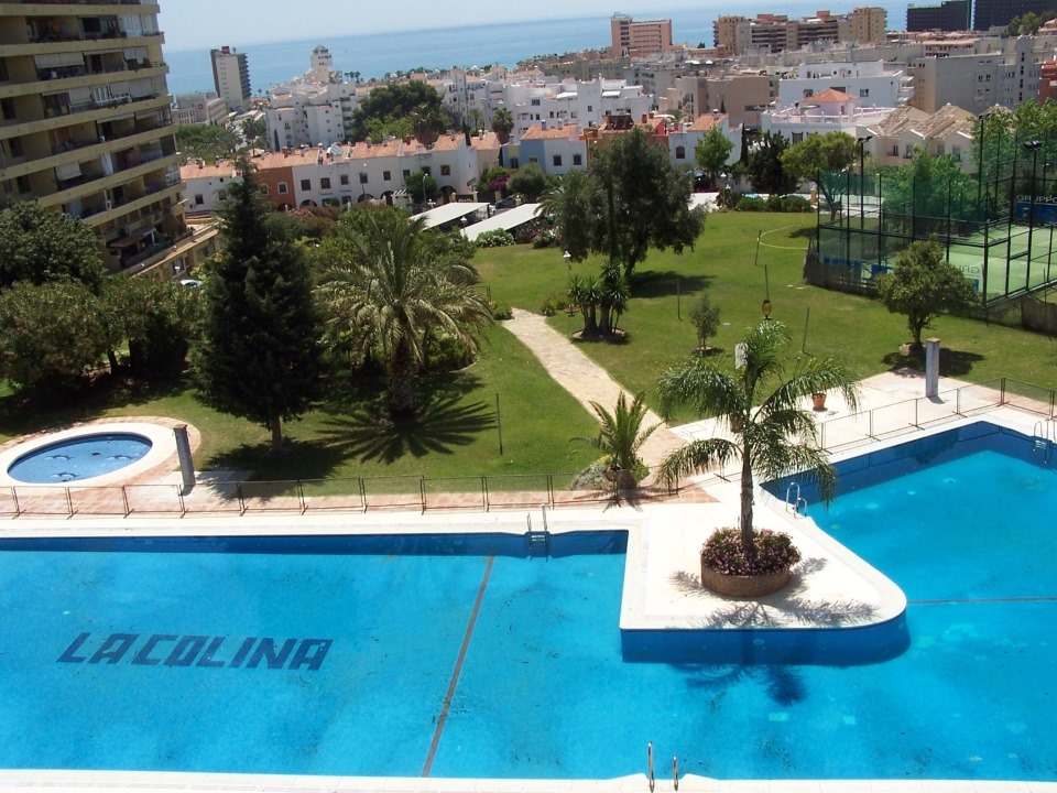SE ALQUILA POR LARGA TEMPORADA BONITO APARTAMENTO REFORMADO CON VISTAS AL MAR EN LA COLINA (TORREMOLINOS)