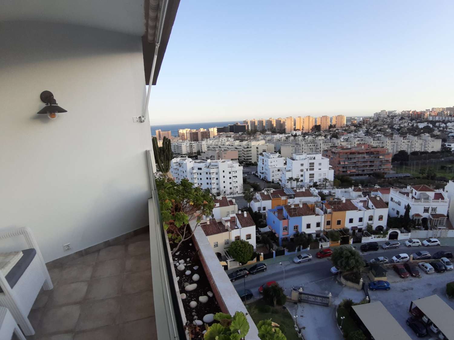 SE ALQUILA POR LARGA TEMPORADA BONITO APARTAMENTO REFORMADO CON VISTAS AL MAR EN LA COLINA (TORREMOLINOS)
