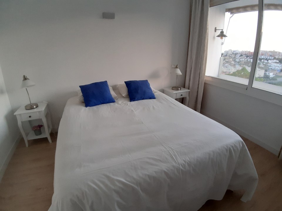 SE ALQUILA POR LARGA TEMPORADA BONITO APARTAMENTO REFORMADO CON VISTAS AL MAR EN LA COLINA (TORREMOLINOS)