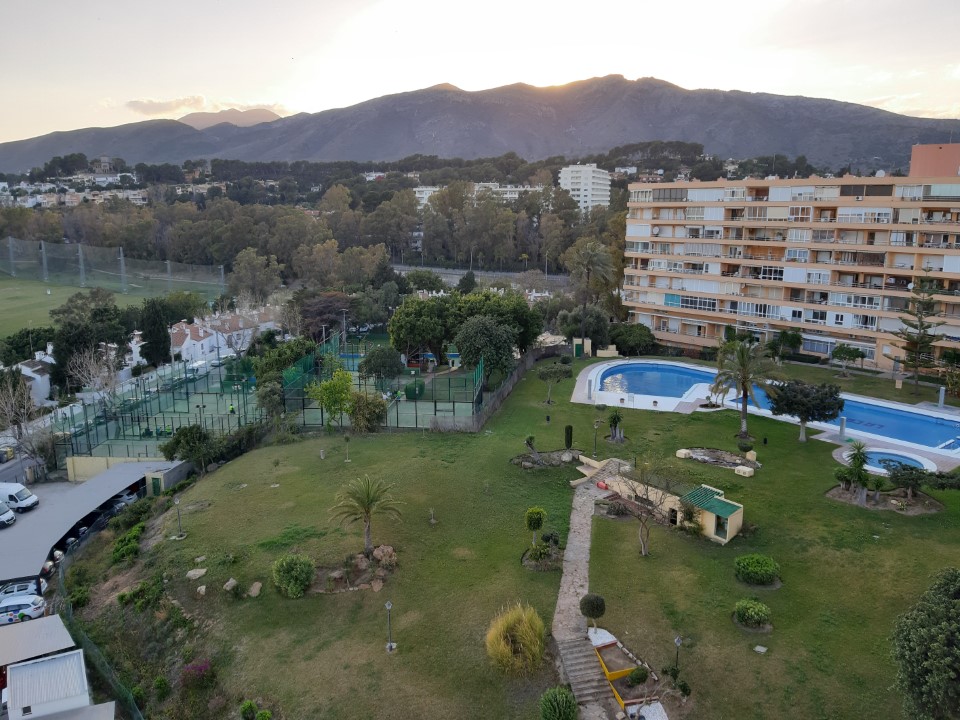 SE ALQUILA POR LARGA TEMPORADA BONITO APARTAMENTO REFORMADO CON VISTAS AL MAR EN LA COLINA (TORREMOLINOS)