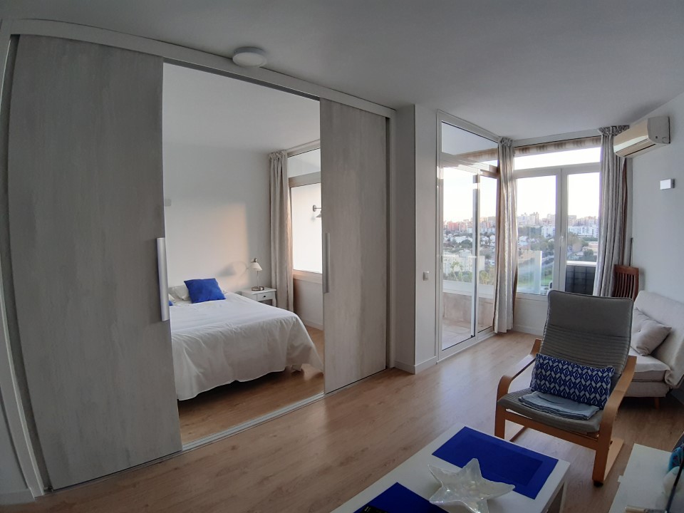SE ALQUILA POR LARGA TEMPORADA BONITO APARTAMENTO REFORMADO CON VISTAS AL MAR EN LA COLINA (TORREMOLINOS)