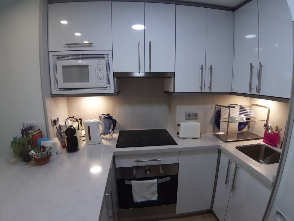 SE ALQUILA POR LARGA TEMPORADA BONITO APARTAMENTO REFORMADO CON VISTAS AL MAR EN LA COLINA (TORREMOLINOS)