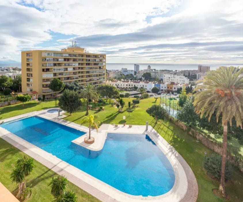 SE ALQUILA POR LARGA TEMPORADA BONITO APARTAMENTO REFORMADO CON VISTAS AL MAR EN LA COLINA (TORREMOLINOS)