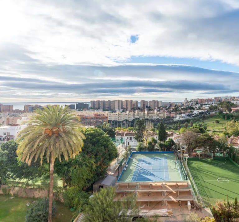 SE ALQUILA POR LARGA TEMPORADA BONITO APARTAMENTO REFORMADO CON VISTAS AL MAR EN LA COLINA (TORREMOLINOS)