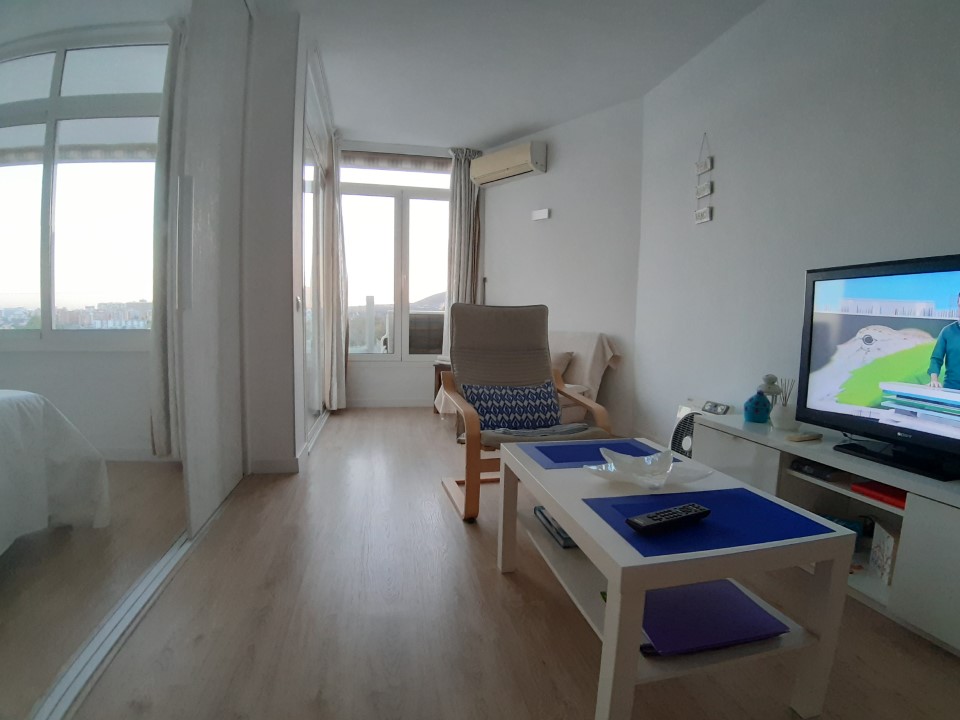 SE ALQUILA POR LARGA TEMPORADA BONITO APARTAMENTO REFORMADO CON VISTAS AL MAR EN LA COLINA (TORREMOLINOS)