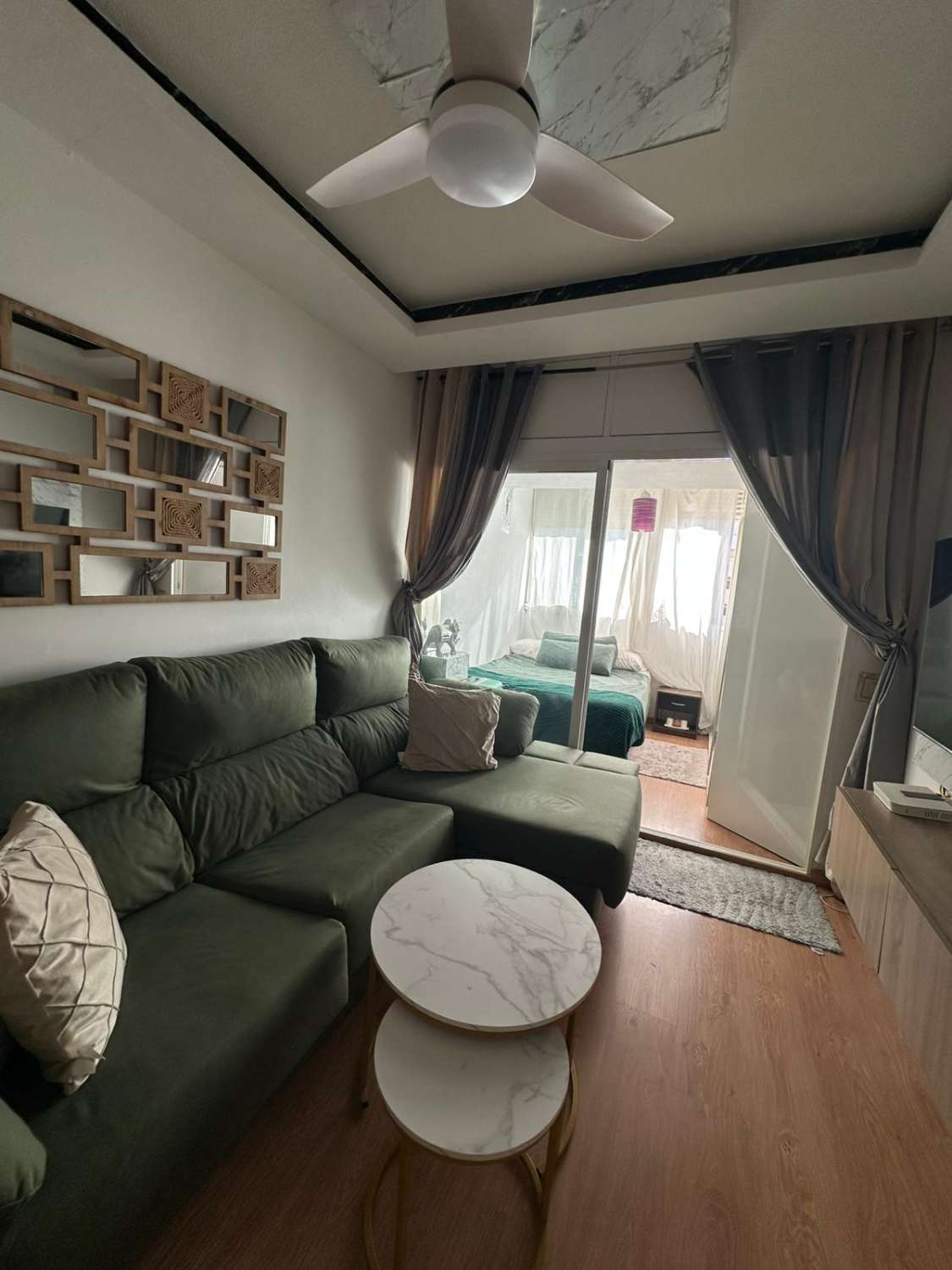 SE VENDE BONITO APARTAMENTO  CON VISTAS AL MAR  LATERALES AMUEBLADO EN ZONA EL SALTILLO (TORREMOLINOS)