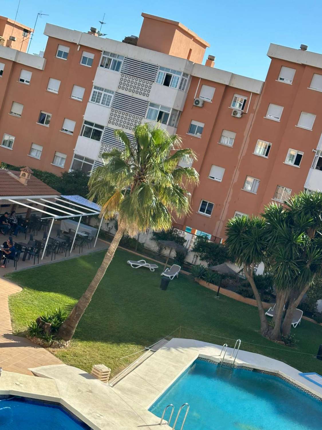 SE VENDE BONITO APARTAMENTO  CON VISTAS AL MAR  LATERALES AMUEBLADO EN ZONA EL SALTILLO (TORREMOLINOS)