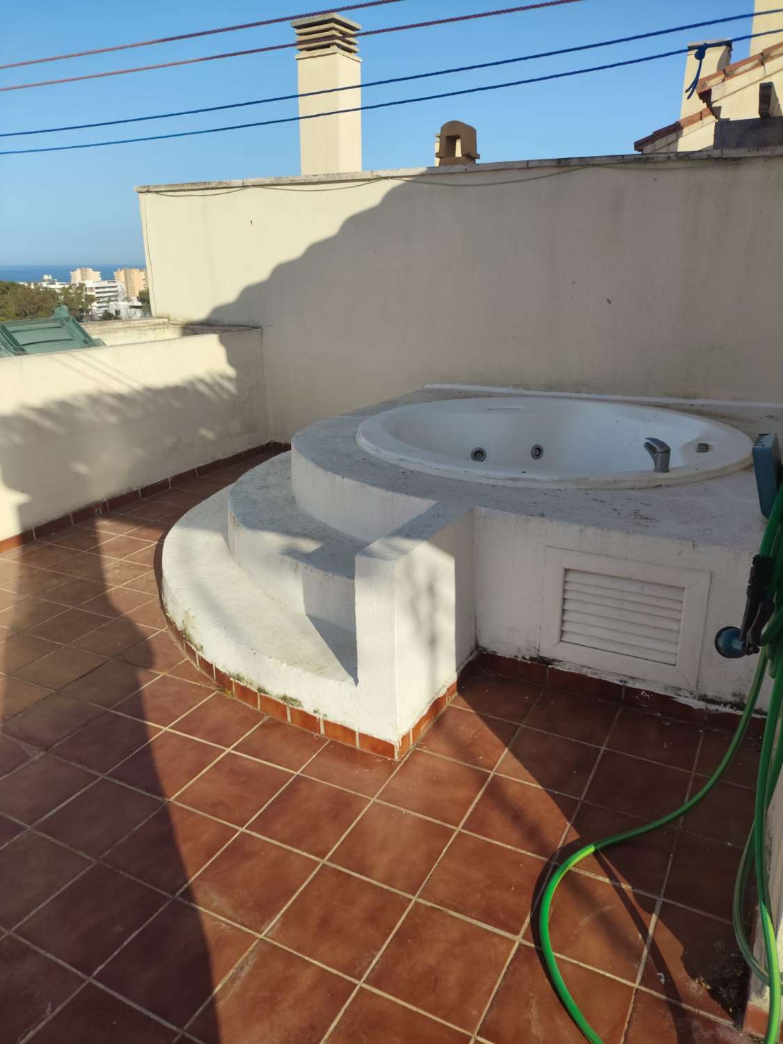 VAKKER TOMANNSBOLIG TIL LEIE I TORREMOLINOS PÅ LANG SIKT