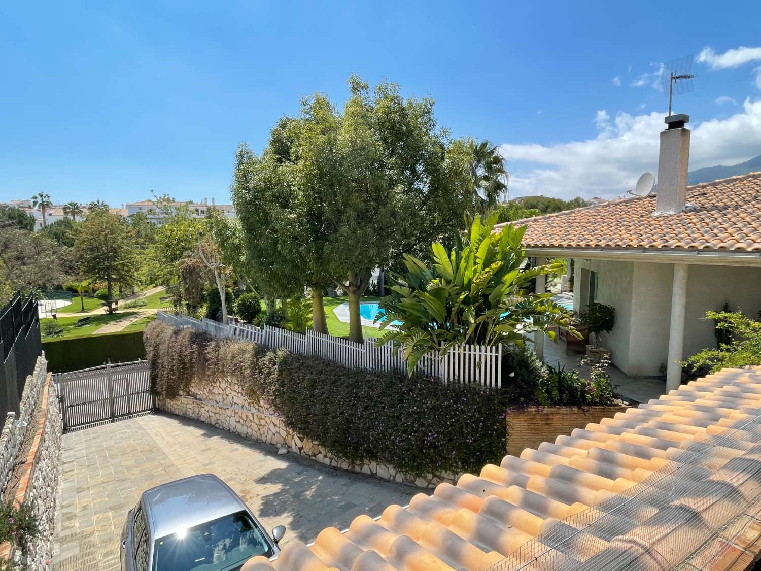 SE ALQUILA DESDE 1.9.25-30.6.26  MAGNIFICA VILLA DE 1 SOLA PLANTA EN BENALMADENA A 600 METROS DE LA PLAYA