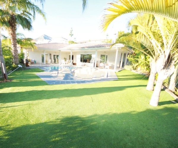 SE ALQUILA DESDE 1.9.25-30.6.26  MAGNIFICA VILLA DE 1 SOLA PLANTA EN BENALMADENA A 600 METROS DE LA PLAYA