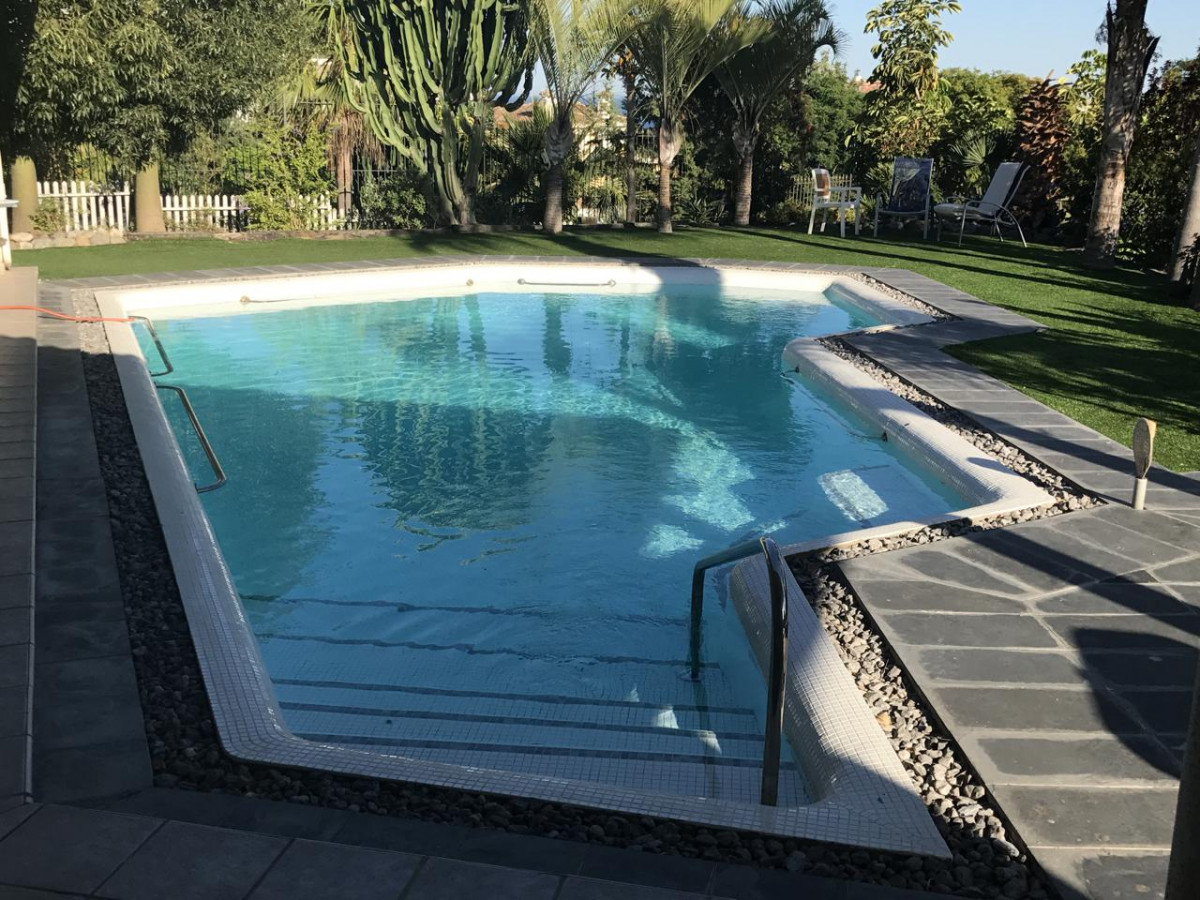 SE ALQUILA DESDE 1.9.25-30.6.26  MAGNIFICA VILLA DE 1 SOLA PLANTA EN BENALMADENA A 600 METROS DE LA PLAYA
