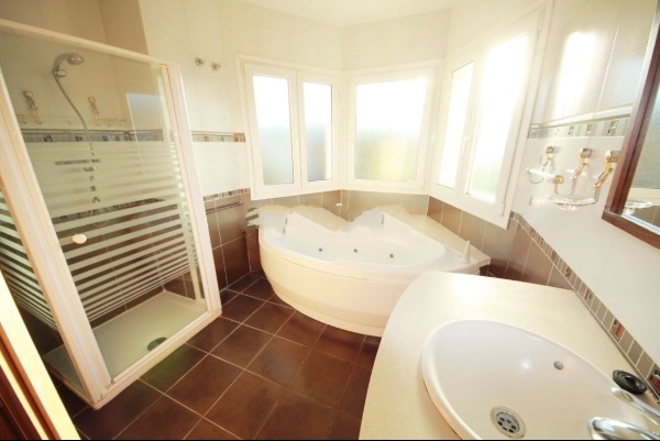 SE ALQUILA DESDE 1.9.25-30.6.26  MAGNIFICA VILLA DE 1 SOLA PLANTA EN BENALMADENA A 600 METROS DE LA PLAYA