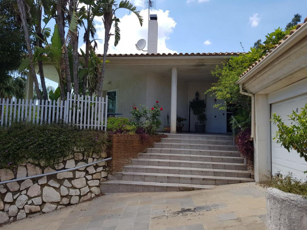 SE ALQUILA DESDE 1.9.25-30.6.26  MAGNIFICA VILLA DE 1 SOLA PLANTA EN BENALMADENA A 600 METROS DE LA PLAYA