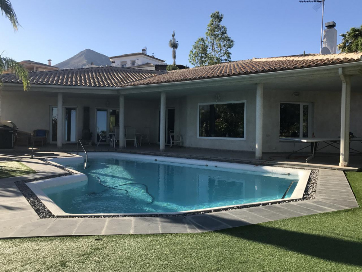 SE ALQUILA DESDE 1.9.25-30.6.26  MAGNIFICA VILLA DE 1 SOLA PLANTA EN BENALMADENA A 600 METROS DE LA PLAYA