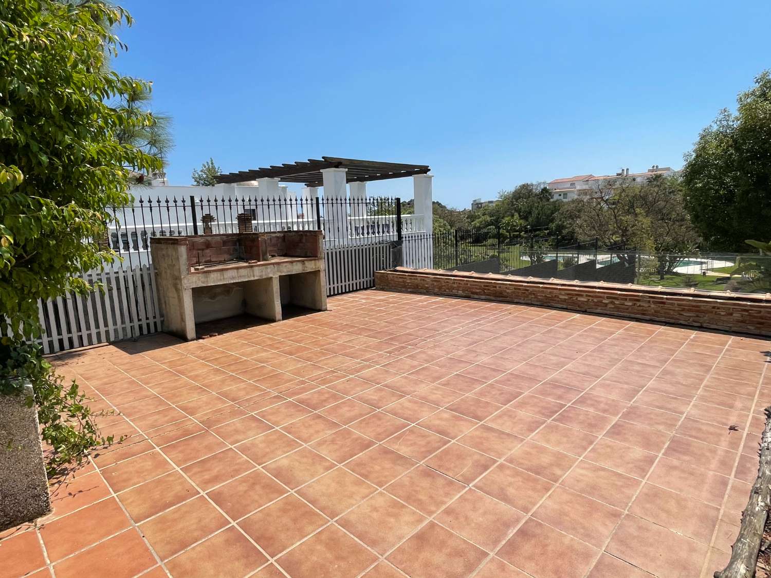 SE ALQUILA DESDE 1.9.25-30.6.26  MAGNIFICA VILLA DE 1 SOLA PLANTA EN BENALMADENA A 600 METROS DE LA PLAYA