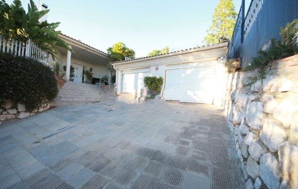 SE ALQUILA DESDE 1.9.25-30.6.26  MAGNIFICA VILLA DE 1 SOLA PLANTA EN BENALMADENA A 600 METROS DE LA PLAYA