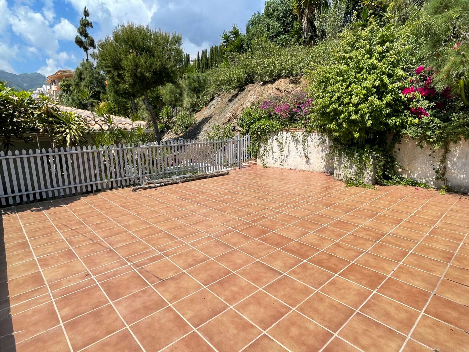 SE ALQUILA DESDE 1.9.25-30.6.26  MAGNIFICA VILLA DE 1 SOLA PLANTA EN BENALMADENA A 600 METROS DE LA PLAYA