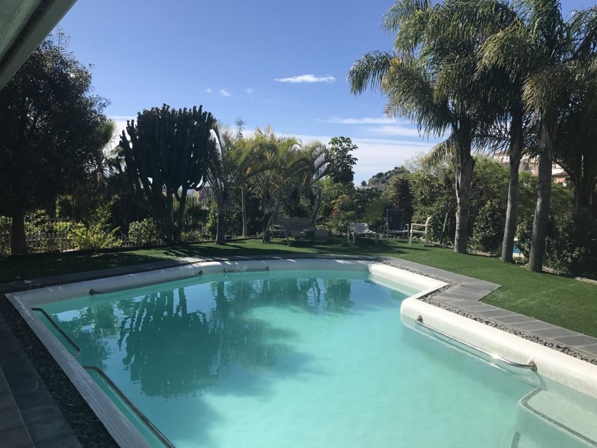 SE ALQUILA DESDE 1.9.25-30.6.26  MAGNIFICA VILLA DE 1 SOLA PLANTA EN BENALMADENA A 600 METROS DE LA PLAYA