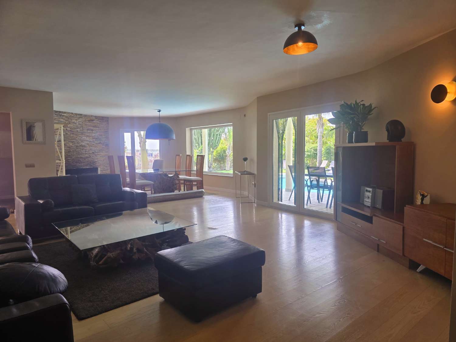 SE ALQUILA DESDE 1.9.25-30.6.26  MAGNIFICA VILLA DE 1 SOLA PLANTA EN BENALMADENA A 600 METROS DE LA PLAYA