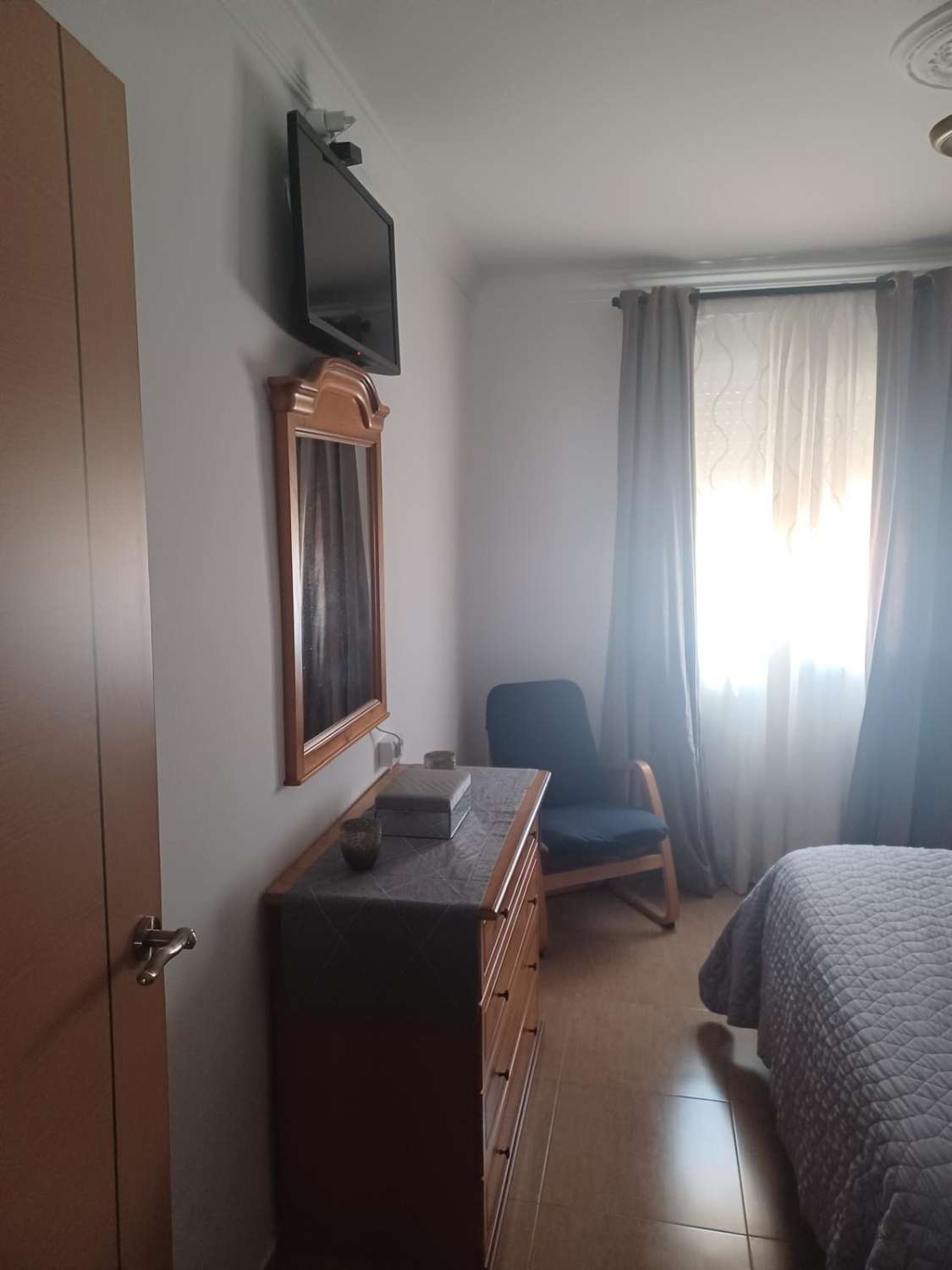 SE ALQUILA POR LARGA TEMPORADA PRECIOSO APARTAMENTO EN 1ª LINEA DE PLAYA CON VISTA AL MAR EN BENALMADENA