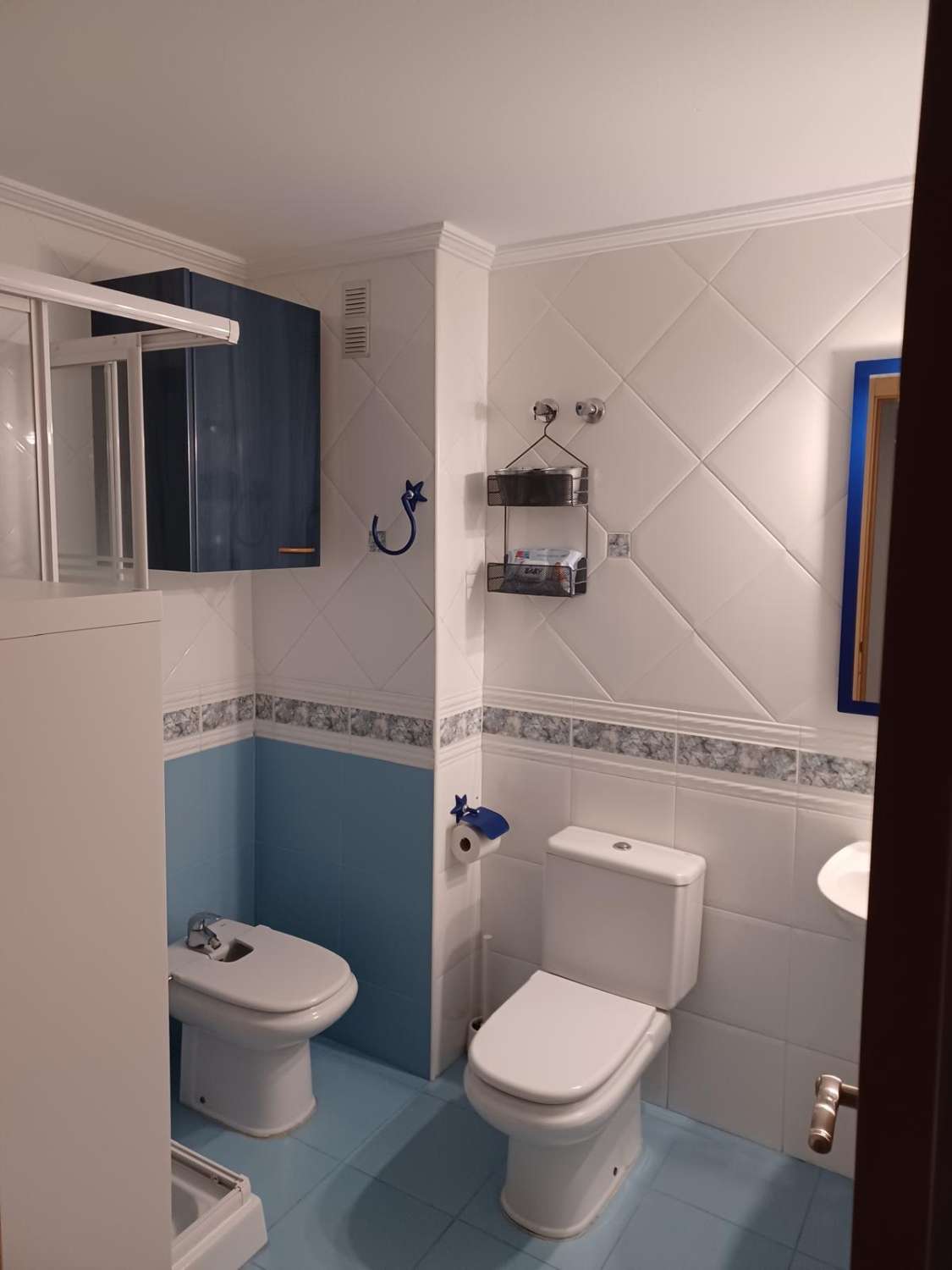 SE ALQUILA POR LARGA TEMPORADA PRECIOSO APARTAMENTO EN 1ª LINEA DE PLAYA CON VISTA AL MAR EN BENALMADENA