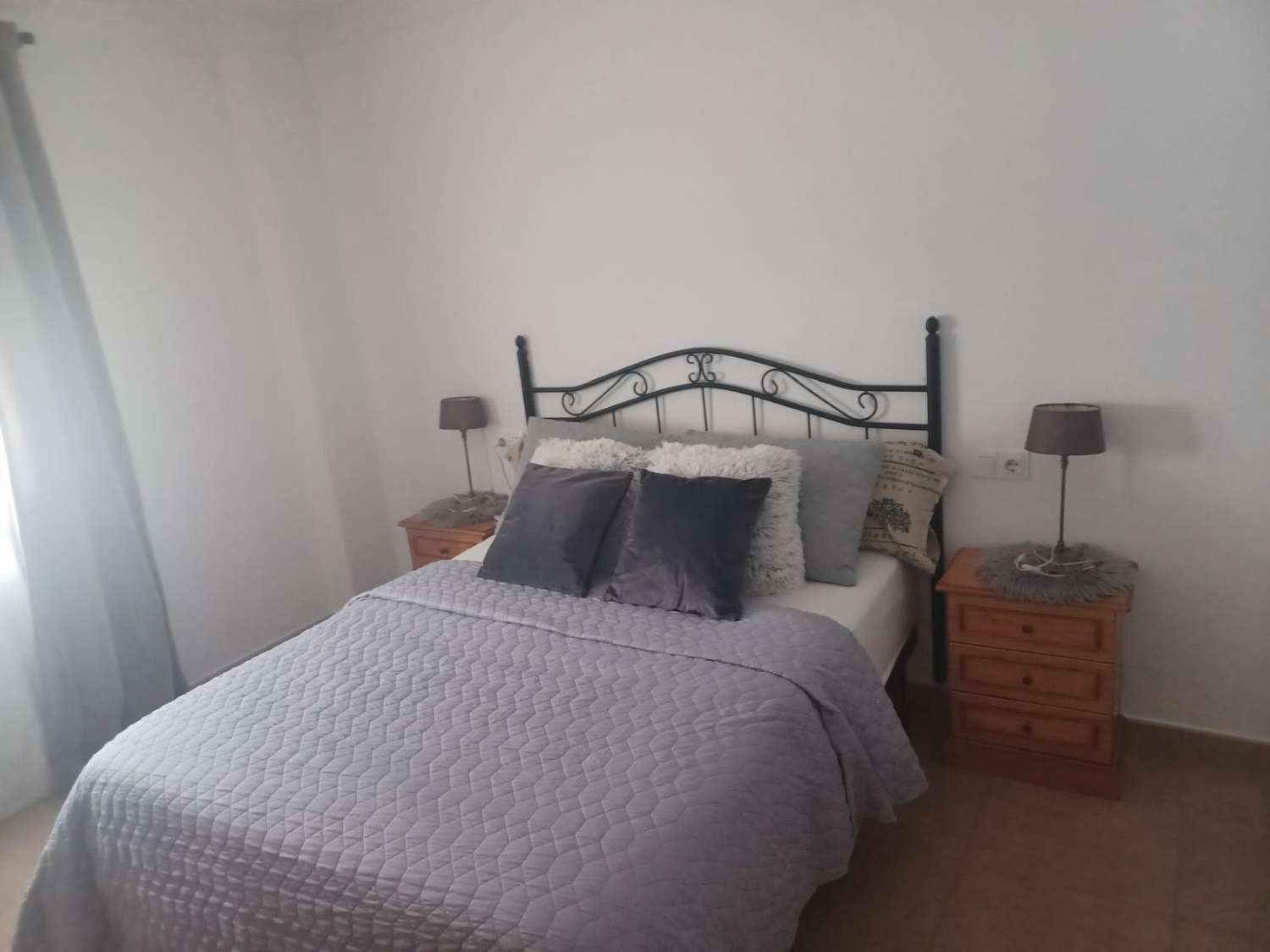 SE ALQUILA POR LARGA TEMPORADA PRECIOSO APARTAMENTO EN 1ª LINEA DE PLAYA CON VISTA AL MAR EN BENALMADENA