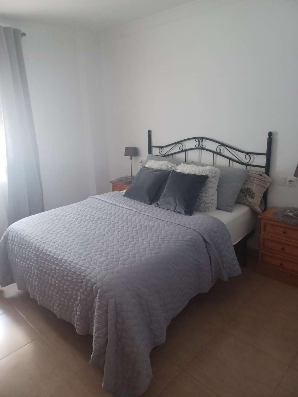 SE ALQUILA POR LARGA TEMPORADA PRECIOSO APARTAMENTO EN 1ª LINEA DE PLAYA CON VISTA AL MAR EN BENALMADENA