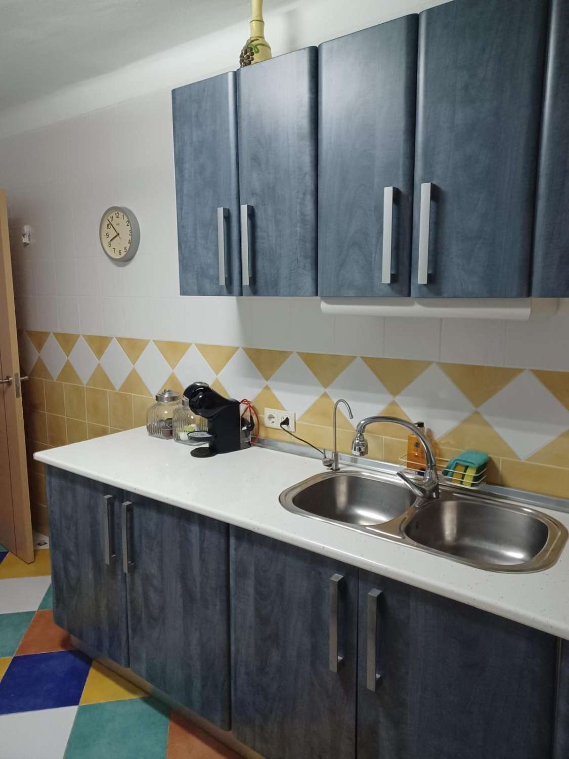 SE ALQUILA POR LARGA TEMPORADA PRECIOSO APARTAMENTO EN 1ª LINEA DE PLAYA CON VISTA AL MAR EN BENALMADENA