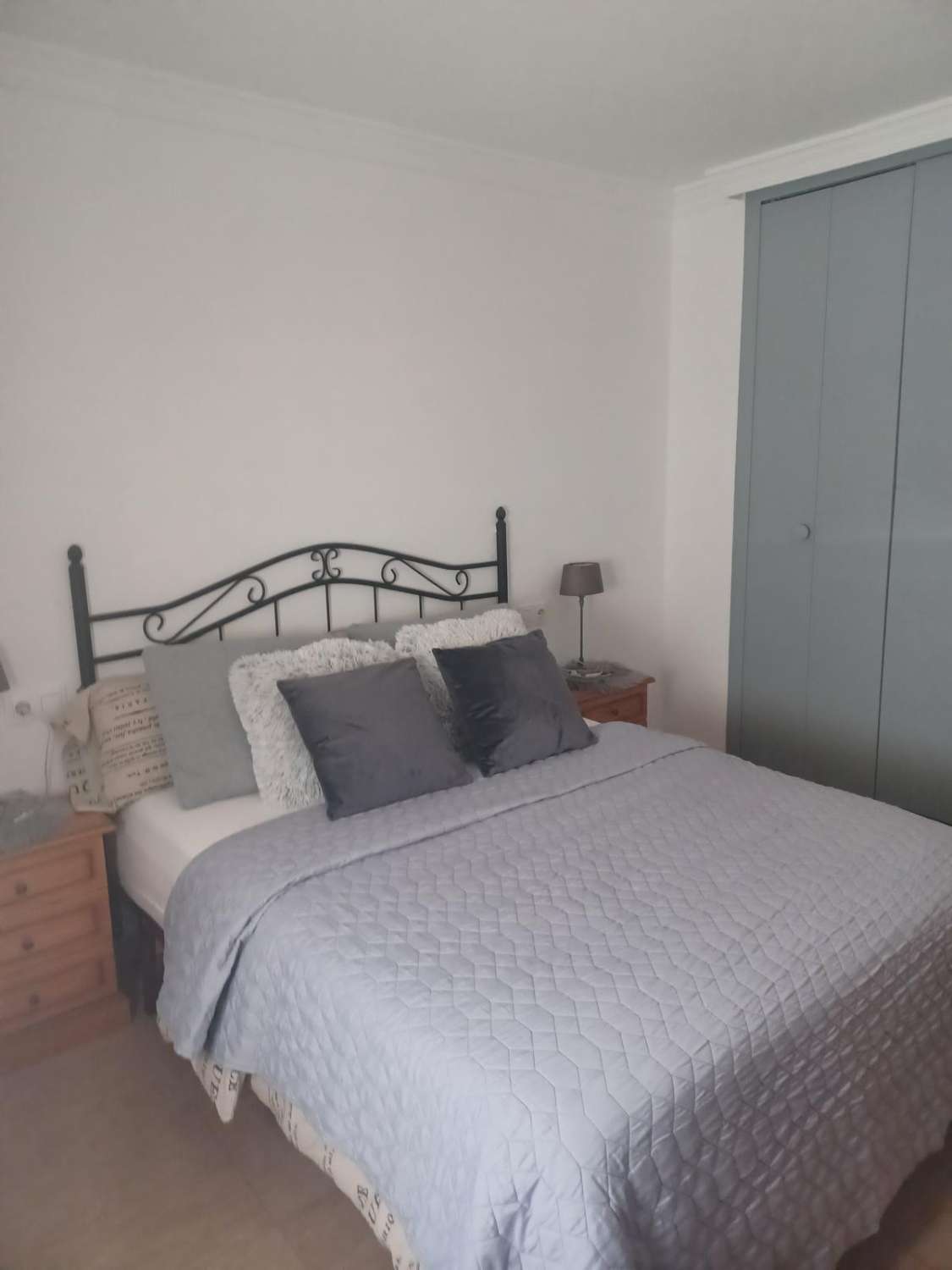 SE ALQUILA POR LARGA TEMPORADA PRECIOSO APARTAMENTO EN 1ª LINEA DE PLAYA CON VISTA AL MAR EN BENALMADENA